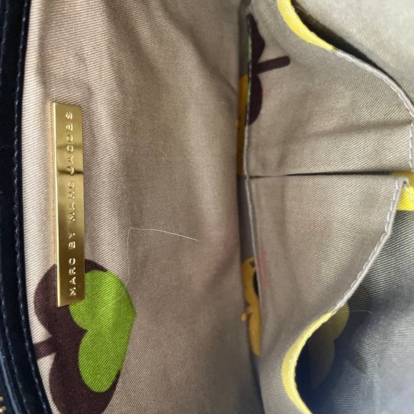 MARC BY MARC JACOBS PATENT LEATHER BLACK HANDBAG - Picture 3 of 8